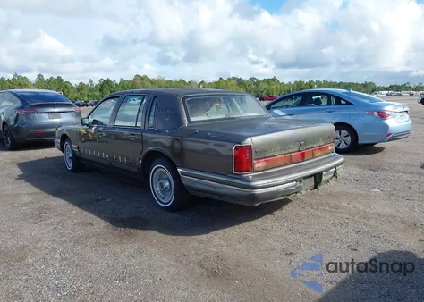 1992 Lincoln Town Car Executive z USA, uszkodzony, nr VIN 1LNLM81W6NY652385